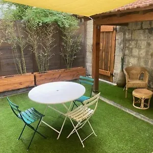  Appartement Avec Grande Cour Et Bassin France